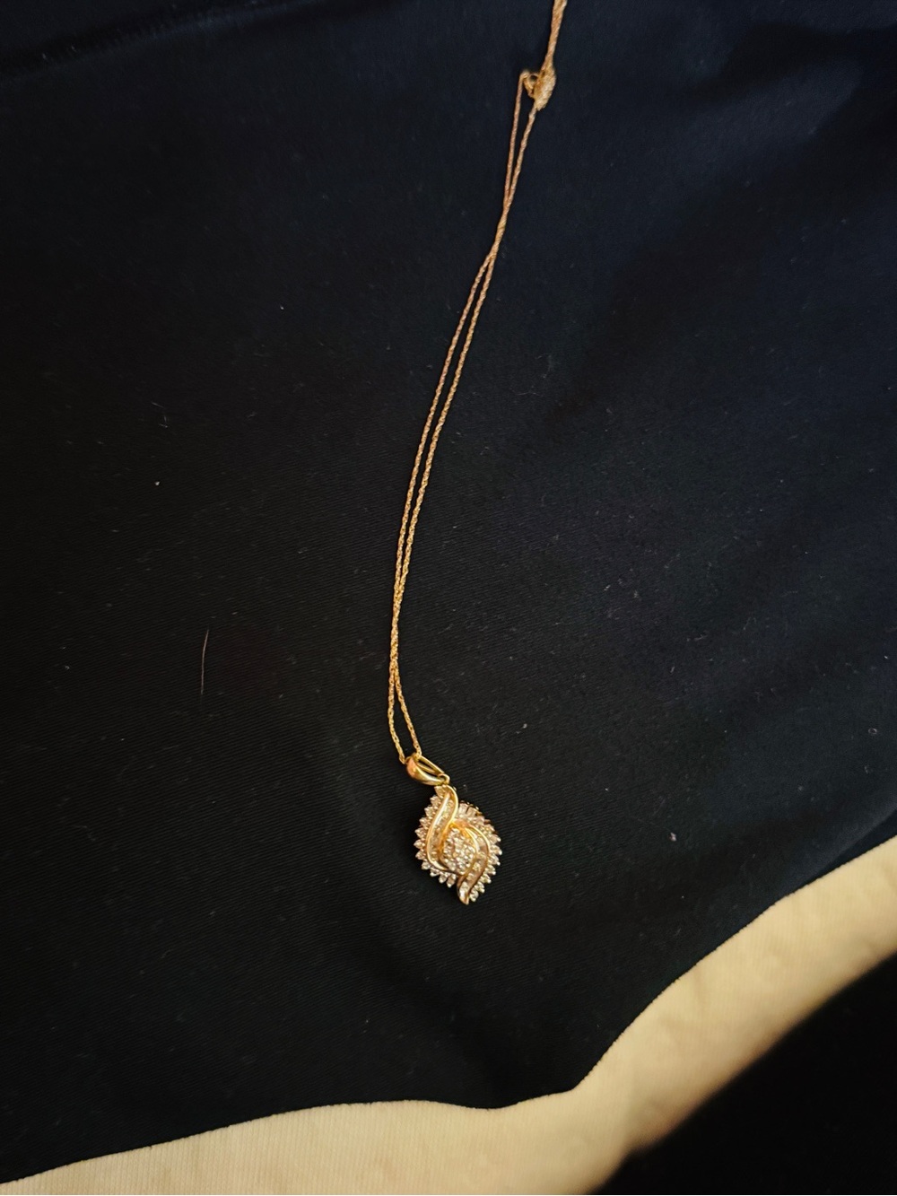 10kt  gold necklace with diamond pendant